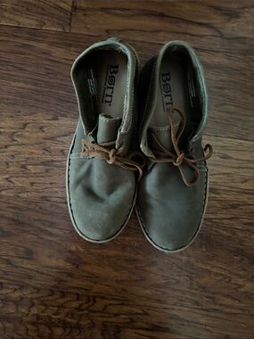Born Men's Olive/Tan Leather Chukka Boots